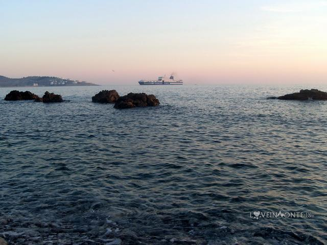 Кораблик на море