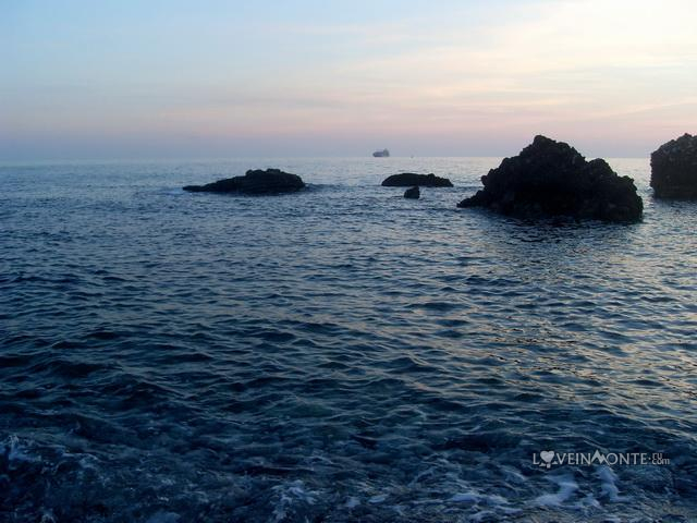 Море, закат, корабль