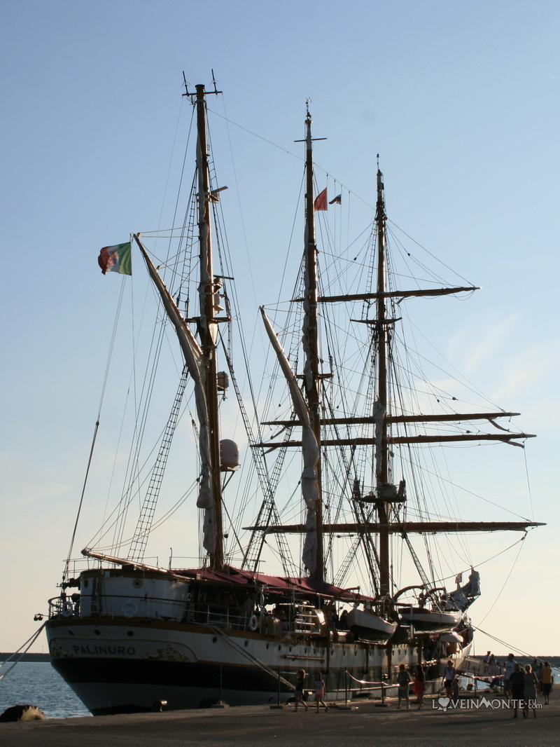 Корабль Palinuro в Баре