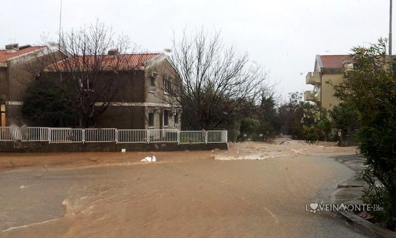 Сильный ливень в Петроваце, Черногории