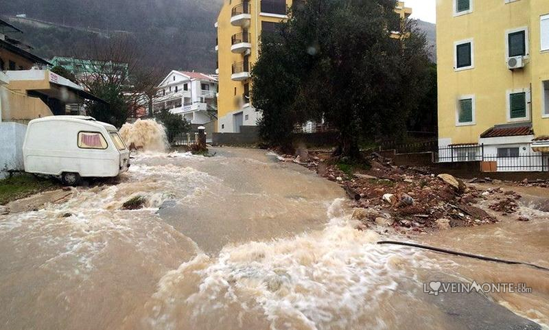 Сильный ливень в Петроваце, Черногории