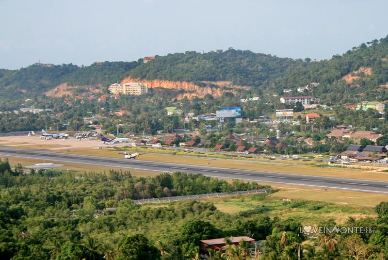 Смотровая площадка с видом на аэропорт на Самуи