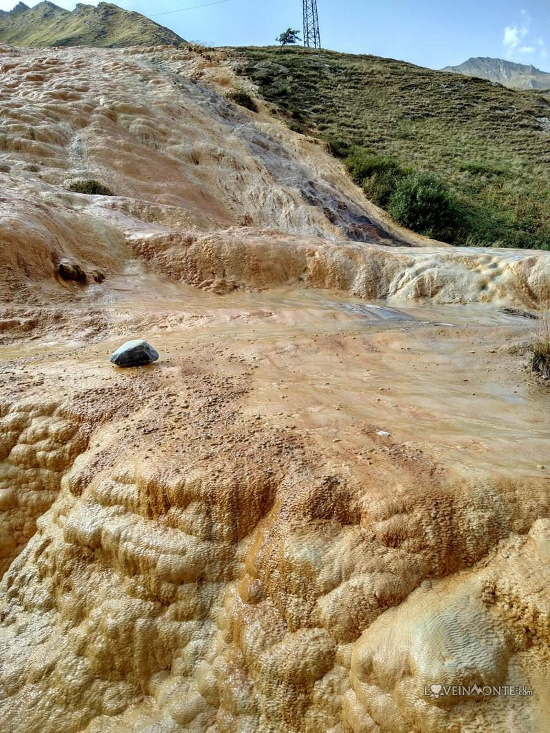 Оранжевая гора с минеральной водой