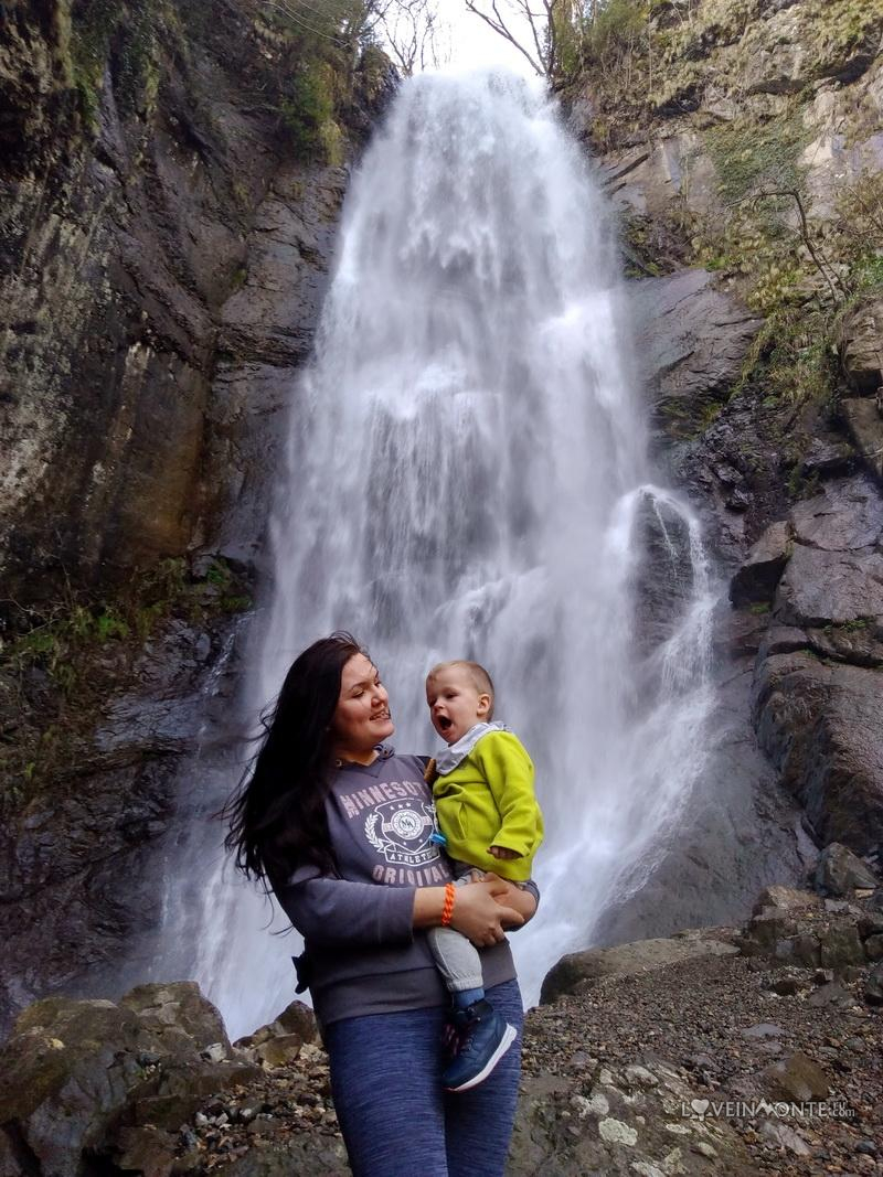 Водопад Махунцети зимой