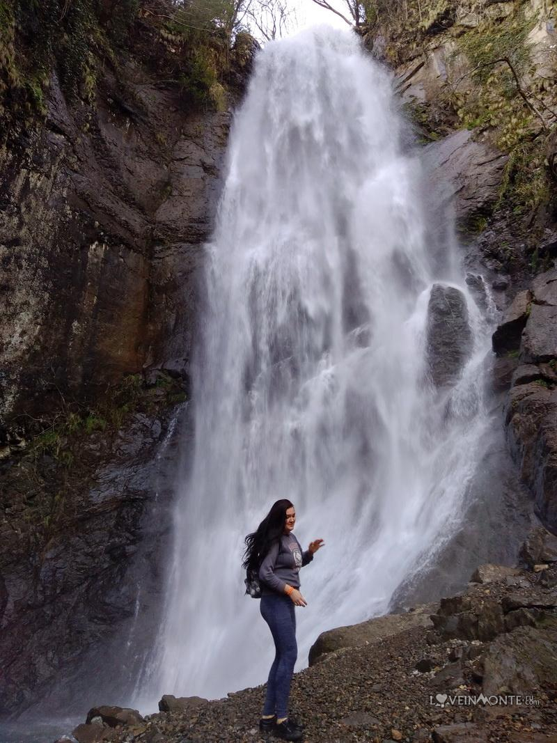 Водопад Махунцети весной
