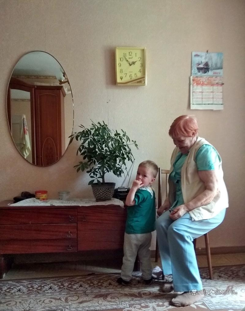 Прабабушка с внуком