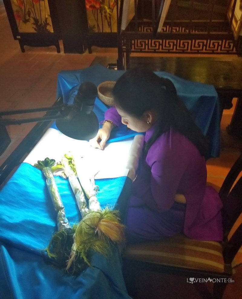 Выставка шелковых картин в Нячанге